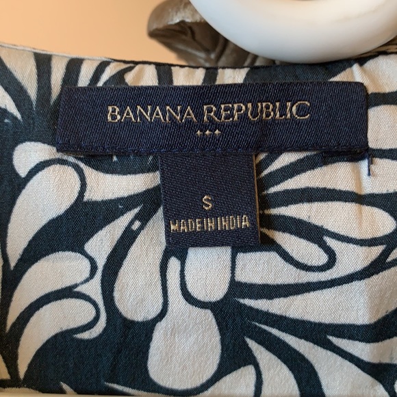 Patterned Short Sleeve With A Ruffled Collar - Picture 3 of 4